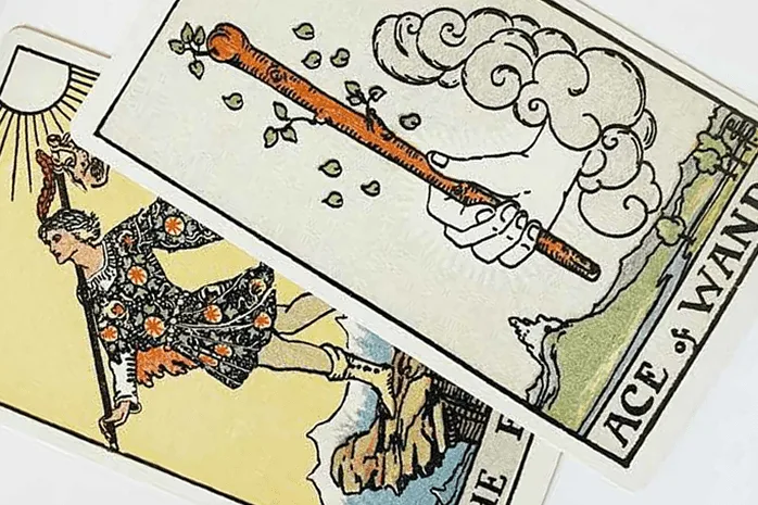 mazo extendido y carta en la mano the world